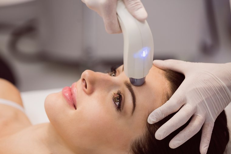 Tratamento estético facial com aparelho
