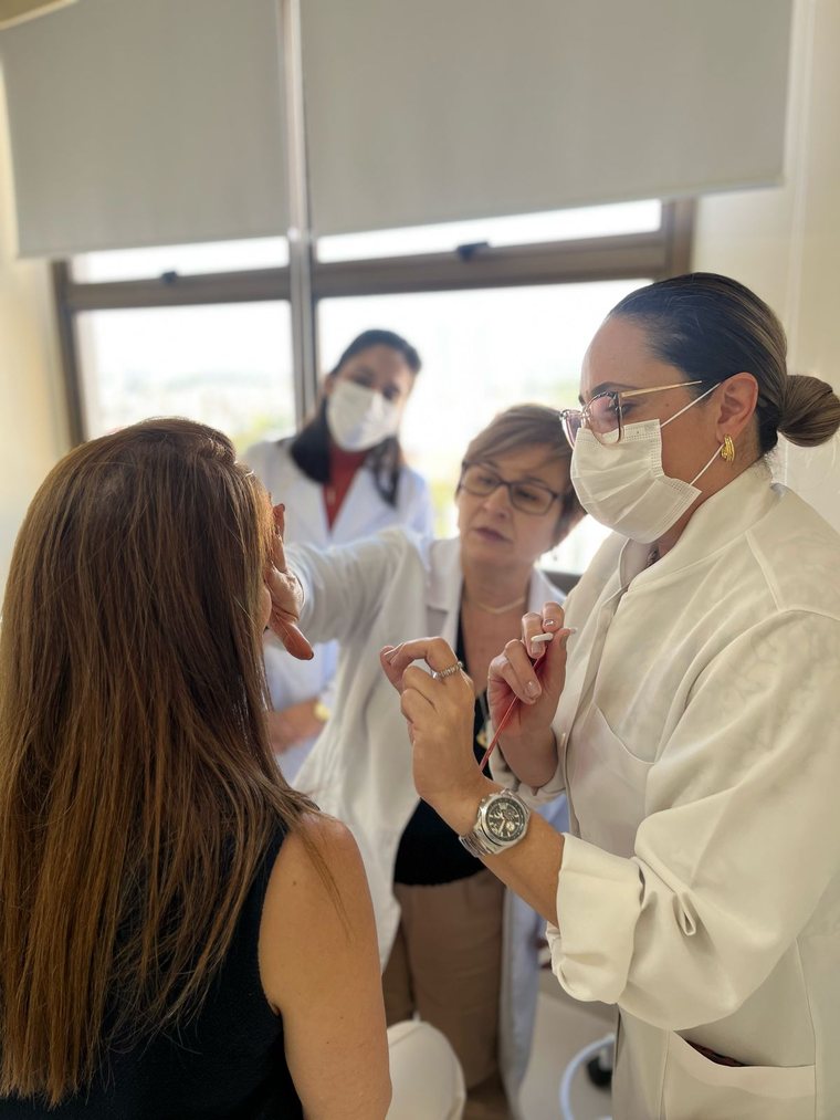 Dra Luciane em aula prática de toxina botulínica