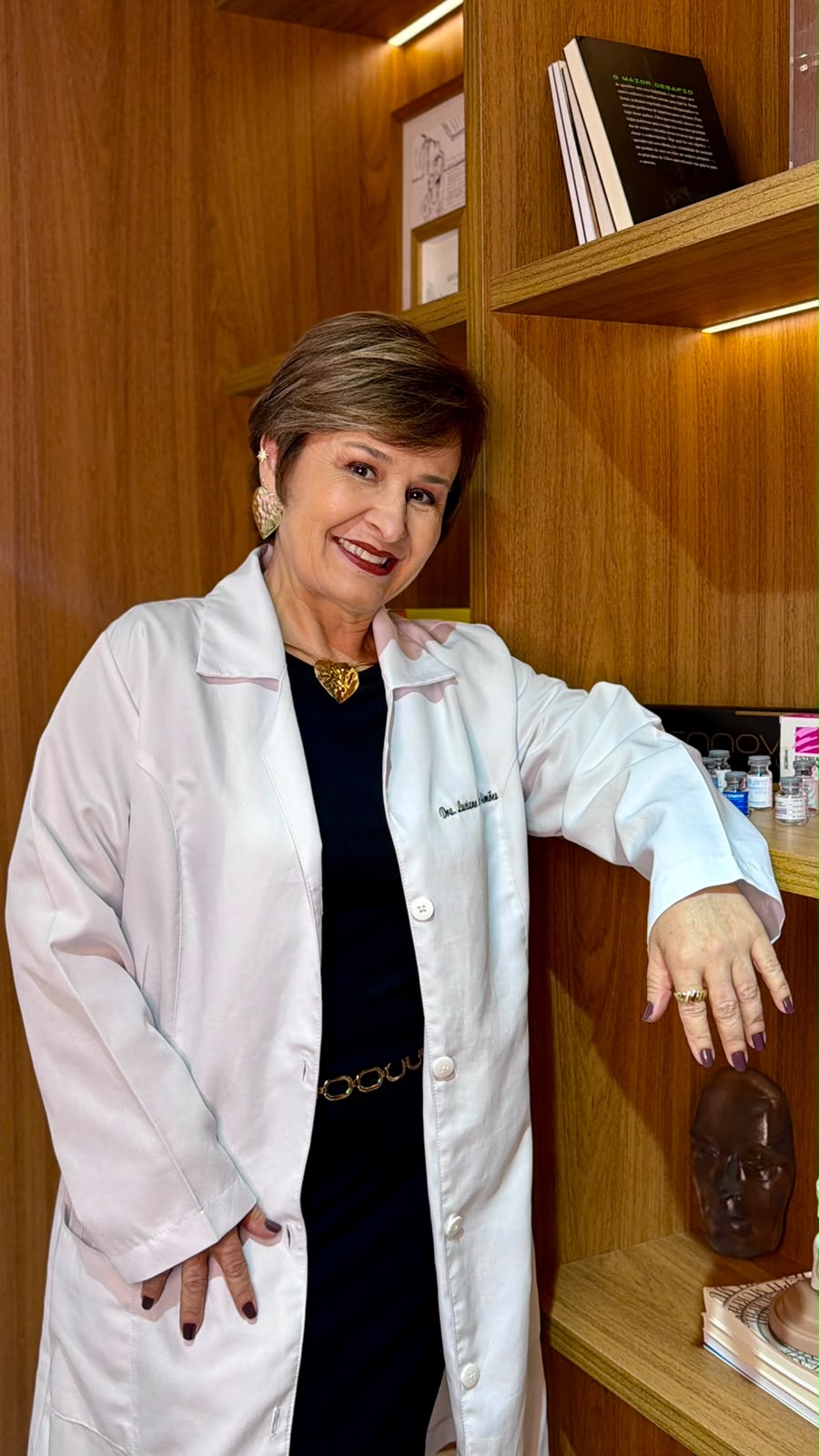 Dra Luciane Simões no consultório
