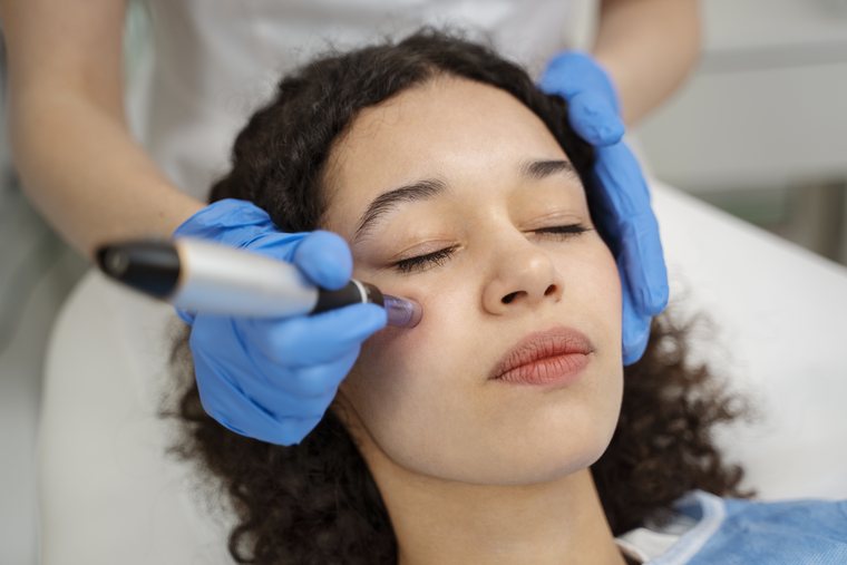 Tratamento facial com aparelho