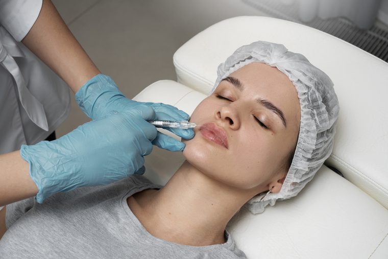 Aplicação de preenchimento labial