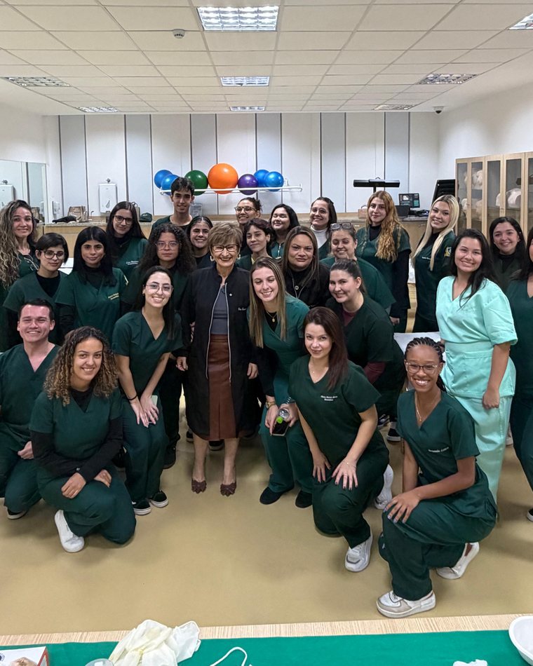 Turma de alunos com a Dra Luciane em jornada acadêmica